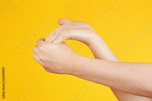 articulation souple mains adolescente  photo