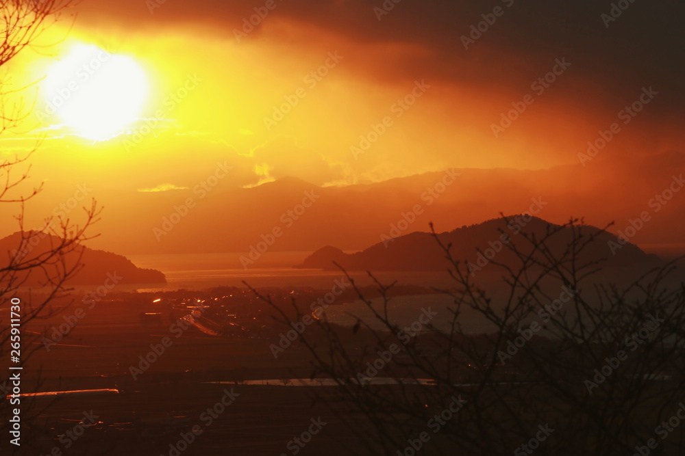 夕陽に照らされる琵琶湖と滋賀の町の風景