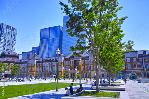 新緑の東京駅前広場の風景