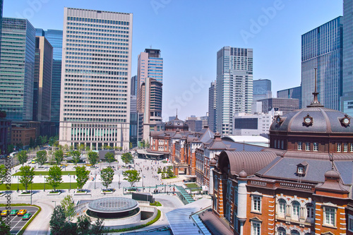 新緑の東京駅前広場の風景