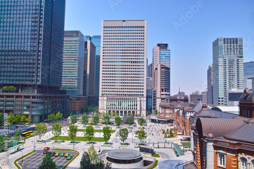 新緑の東京駅前広場の風景