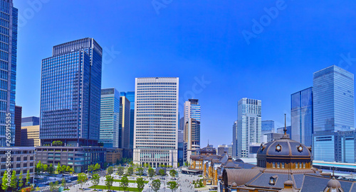 新緑の東京駅前広場の風景