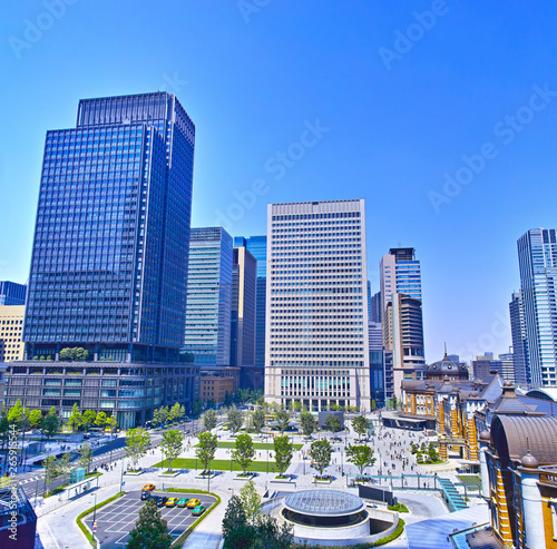 新緑の東京駅前広場の風景