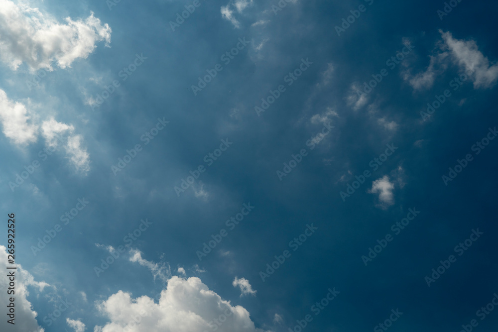 Obraz premium Beautiful blue sky with patchy white cloud on tropical weather in summer time background pattern. Skyscape background