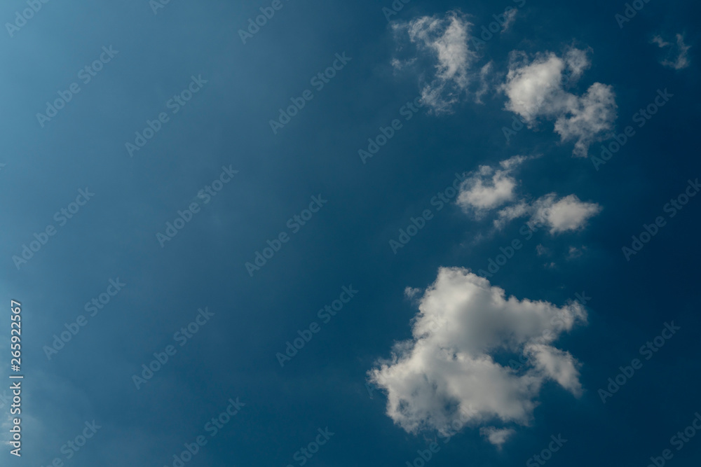 Obraz premium Beautiful blue sky with patchy white cloud on tropical weather in summer time background pattern. Skyscape background
