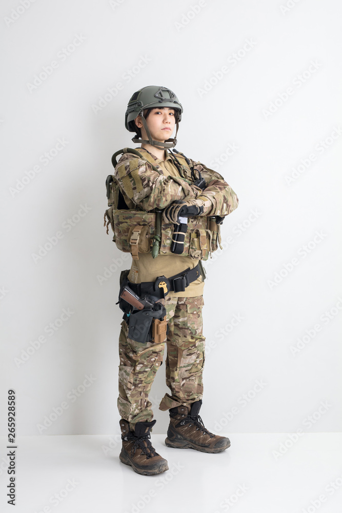 白背景に迷彩服を全身着たかっこいい女の子サバイバルゲームサバゲー体験 Stock 写真 Adobe Stock