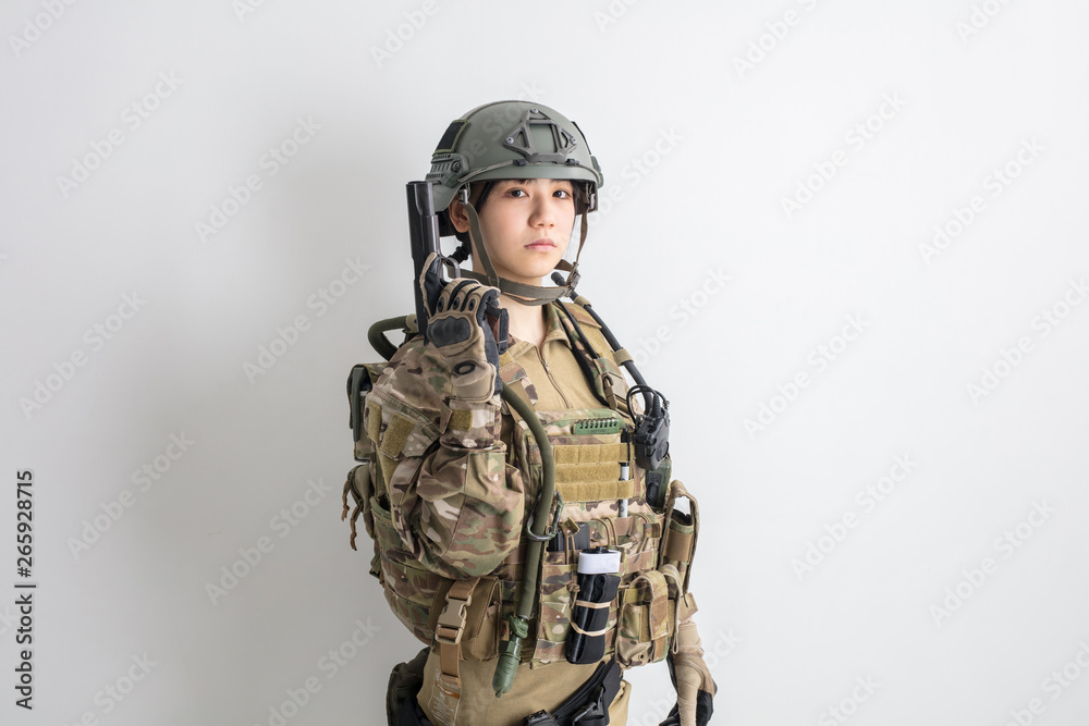 白背景に迷彩服を全身着たかっこいい女の子が銃を持っているサバイバルゲームサバゲー体験 Stock Photo Adobe Stock