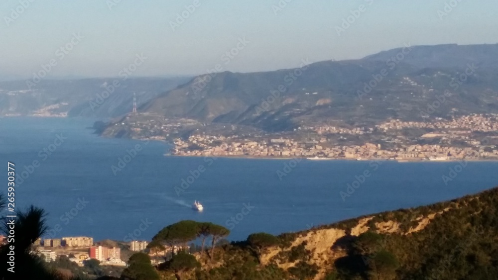 lo stretto di Messina con nave che lo attraversa