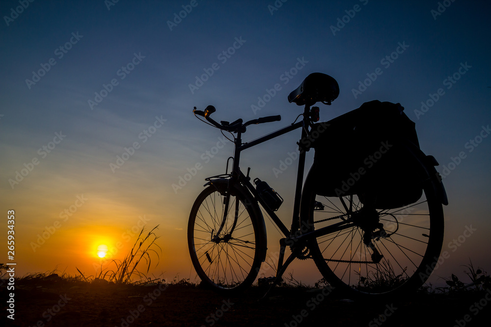 Fototapeta premium Silhouette Bicycle at Sunset
