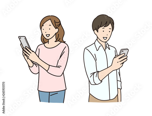 スマートフォンを使う男性と女性
