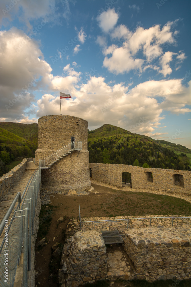 Nowo odbudowany zamek w Rytrze ,Beskid Sądecki.
