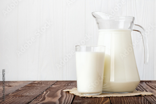 Fotografia milk in glass and jug