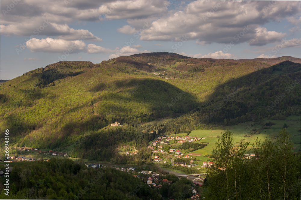 Nowo odbudowany zamek w Rytrze ,Beskid Sądecki.