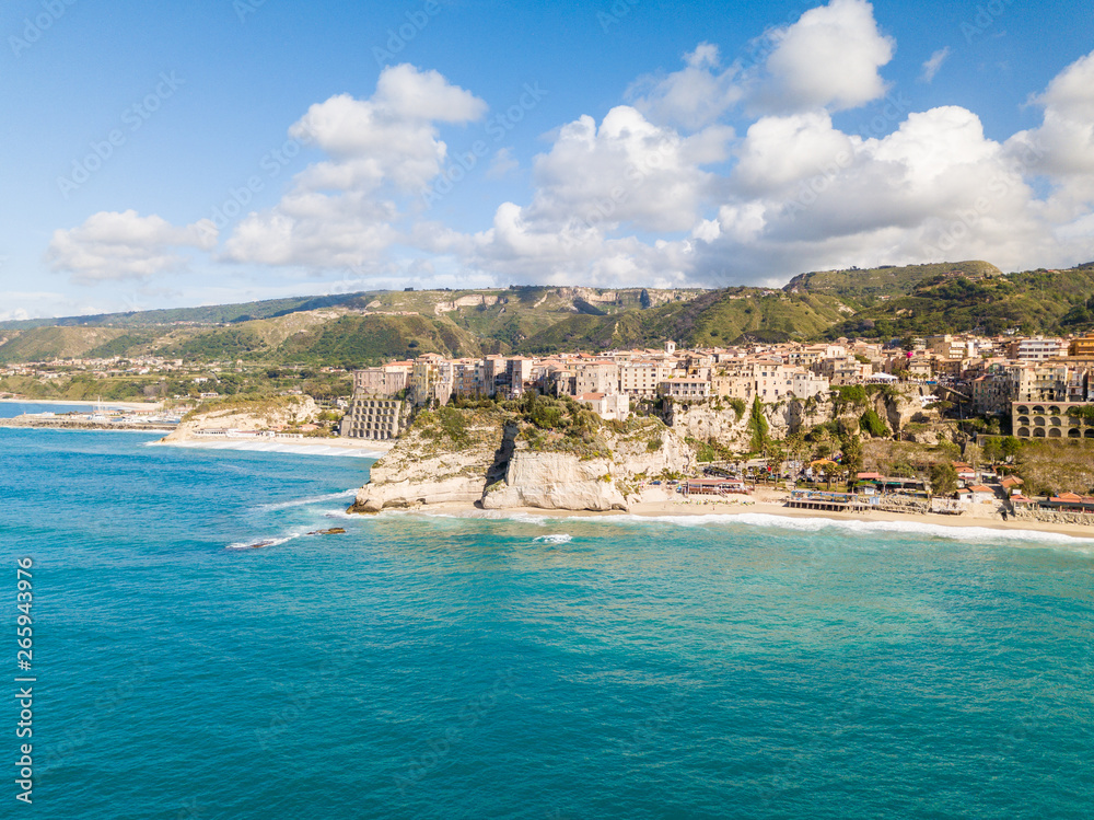 La bellissima città di Tropea, in Calabria vista dall'alto sul mare Mediterraneo in Estate