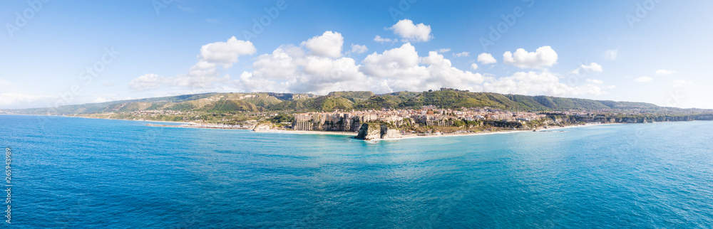 La bellissima città di Tropea, in Calabria vista dall'alto sul mare Mediterraneo in Estate. Panoramica. Banner.