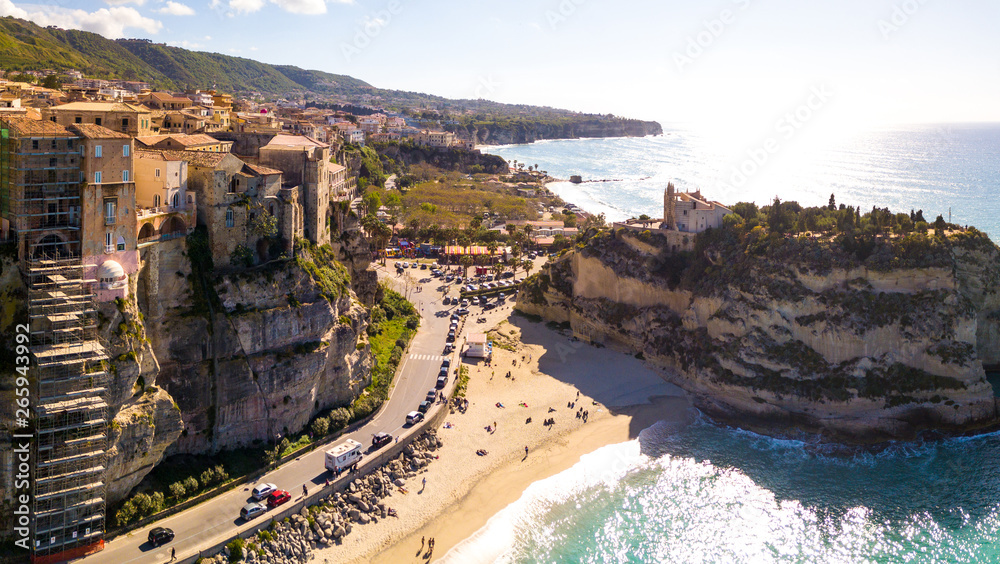 Vista aerea della città costiera di Tropea in Calabria. Affaccio sul mare Mediterraneo delle case colorate, del castello e la spiaggia meta di molti turisti in Estate. Santuario Santa Maria dell'Isola