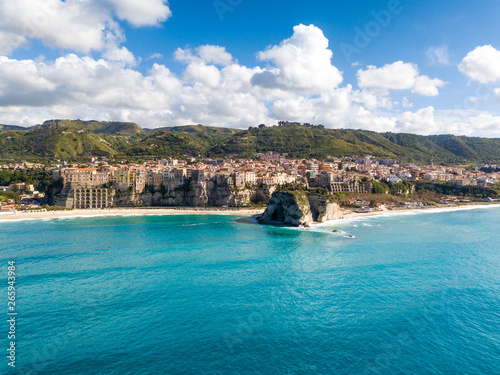 La bellissima città di Tropea, in Calabria vista dall'alto sul mare Mediterraneo in Estate © Polonio Video