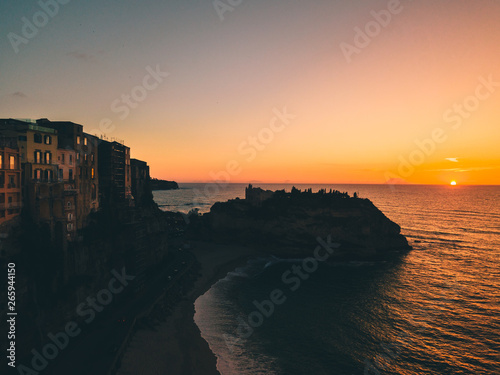 Tropea, vista aerea della città in Calabria che si affaccia sul Mare Mediterrano al tramonto. 