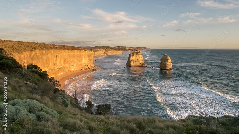 Obraz premium sunset looking east at the twelve apostles on the great ocean road