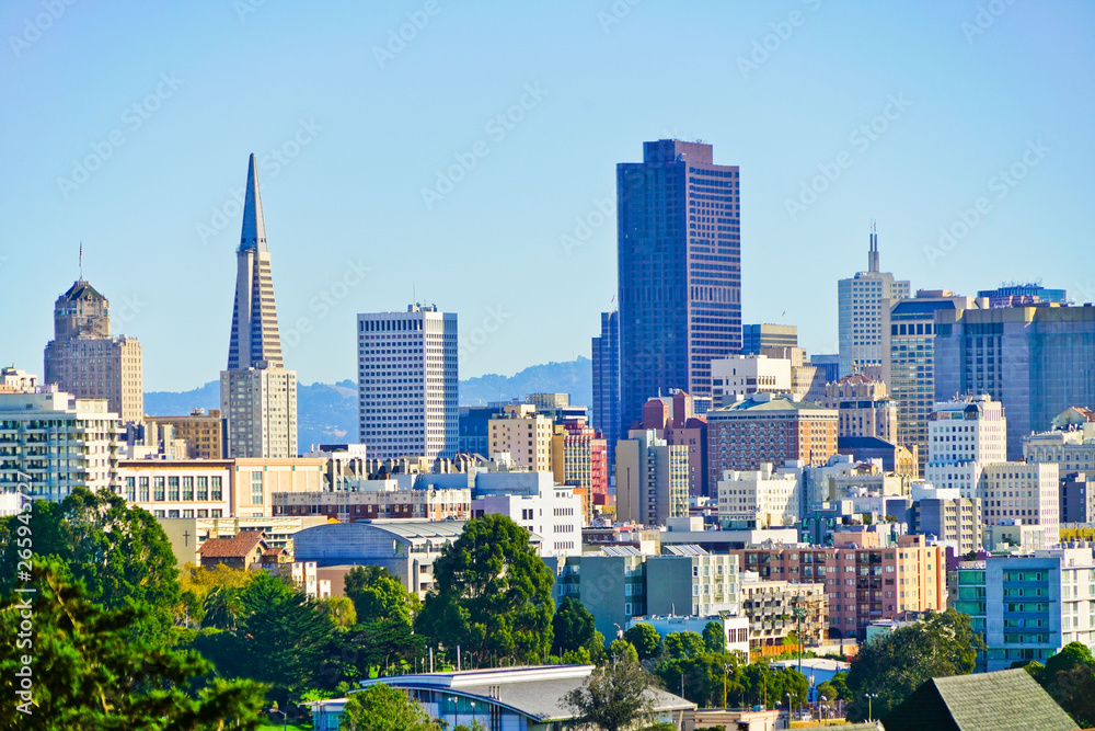 Obraz premium View of the city center of San Francisco on a sunny day.