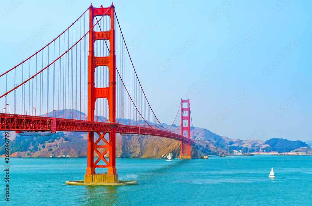 Fototapeta premium Widok na most Golden Gate w San Francisco w słoneczny dzień.