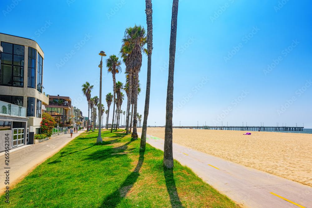 Obraz premium Famous Los Angeles Beach - Venice Beach with people.