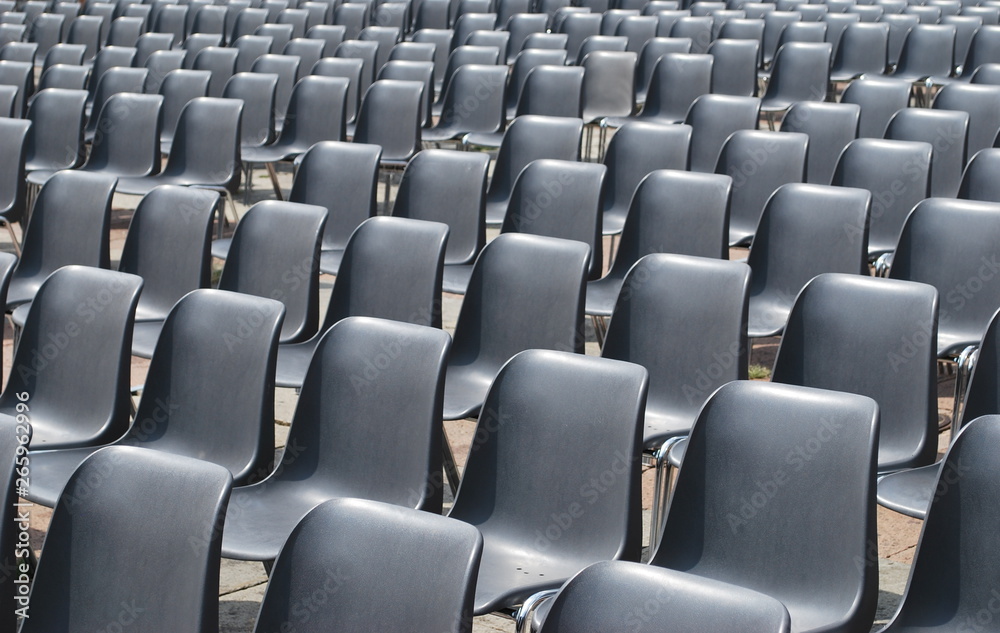 Sillas grises vacías al aire libre