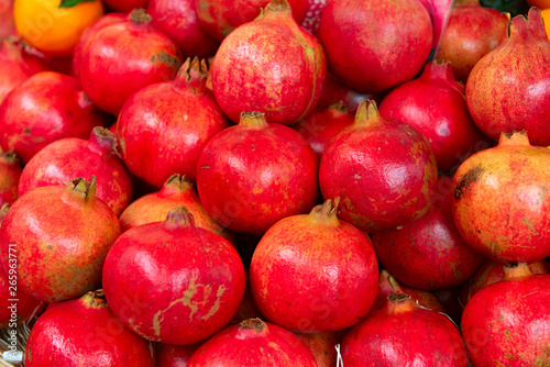 Foto Pomegranates on market in Italy