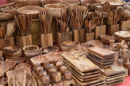 Spoons, forks, utensils and other kitchen utensils created in various types of wood.