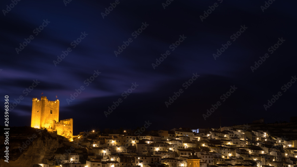 Bella vista de la población de Alcalá del Júcar mientras anochecía. Albacete. Castilla La Mancha. España