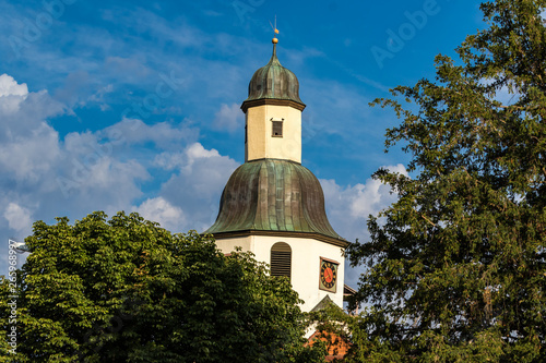 Winnender Stadtkirche St. Bernhard bei Sonnenschein im Sommer