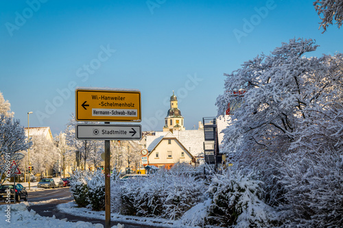 Winnenden Stadtkirche St. Bernhard von Paulinenstraße mit Ortsschild im Winter