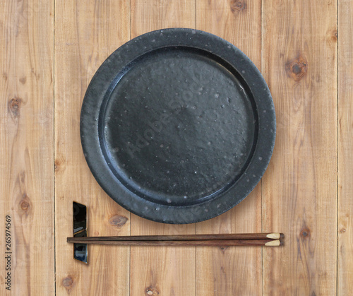 和風の食卓の皿と箸