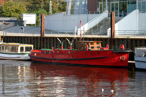 Altes Feuerlöschboot mit 2 Löschkanonen