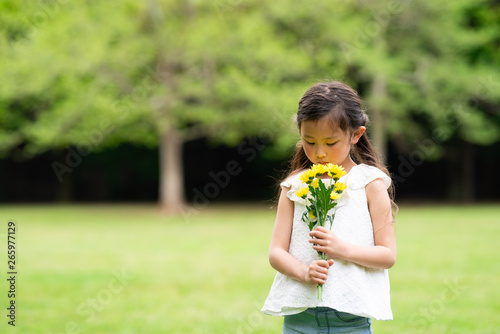 花を持った女の子