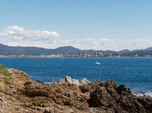 Littoral de la méditerranée. Saint-Aygulf quartier de Fréjus dans le Var en Provence - Le long des calanques et sentier avec vue sur Fréjus, Saint-Raphaël et le Golfe de la Napoule photo