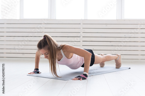 Foto Healthy lifestyle, fitness people and sport concept - Woman workout with push up
