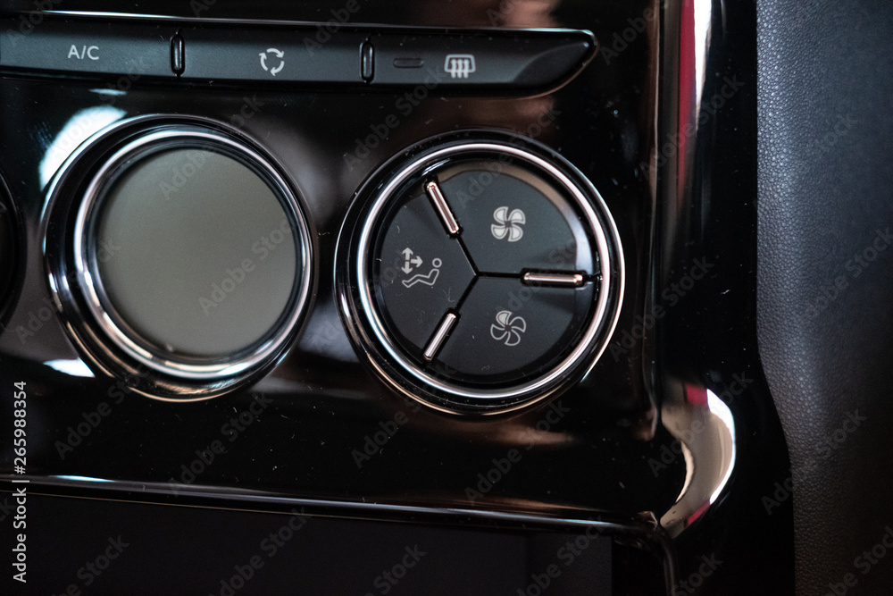 Fototapeta premium Détail d'éléments carrosserie et moteur d'un véhicule