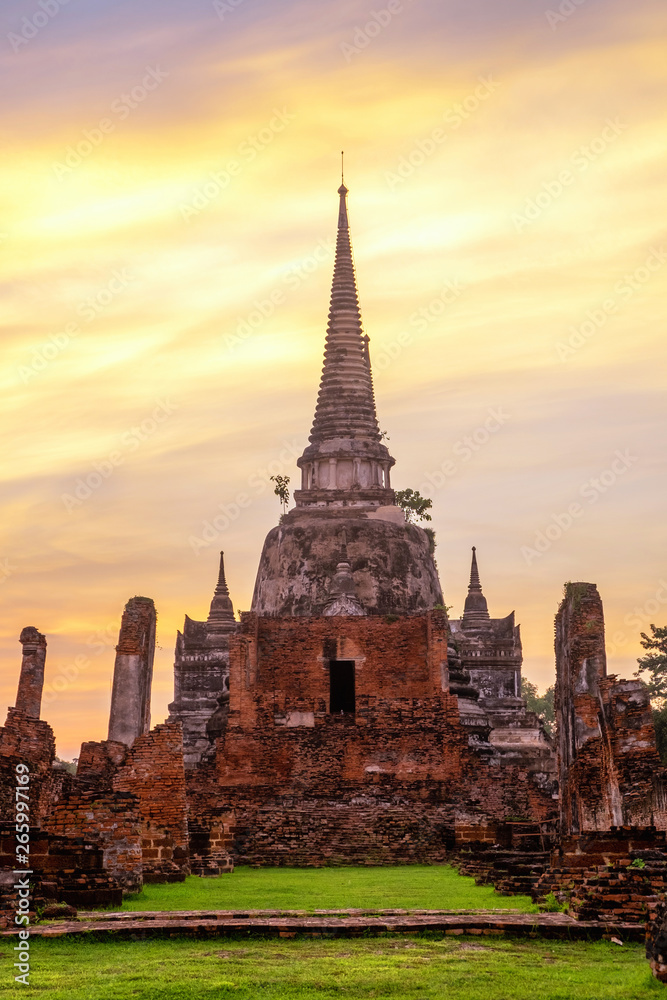 Fototapeta premium Wat Phra Si Sanphet is a at Historical Park at Ayutthaya., Thailand.
