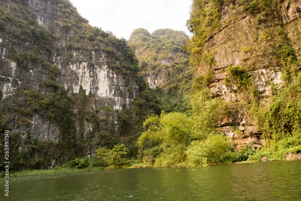 The scenery of Trang An and Hoa Lu / 世界遺産チャンアンと古都ホアルーの風景 The scenery of Trang An and Hoa Lu / 世界遺産チャンアンと古都ホアルーの風景