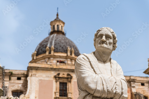 Palermo – Skulpturen am Brunnen an der Piazza Pretoria