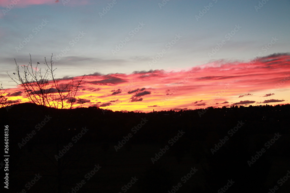 Fototapeta premium Alba in Brianza con nuvole