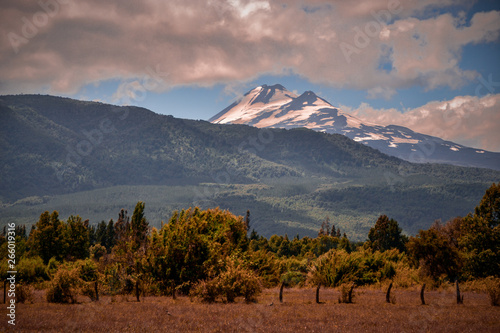 Volcan Llaima entre montañas