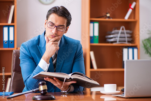 Foto Lawyer working in the office