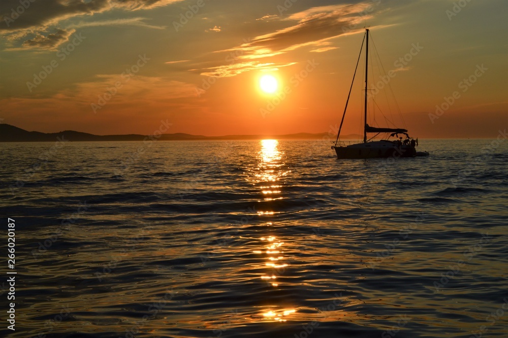 puesta de sol con barco zadar