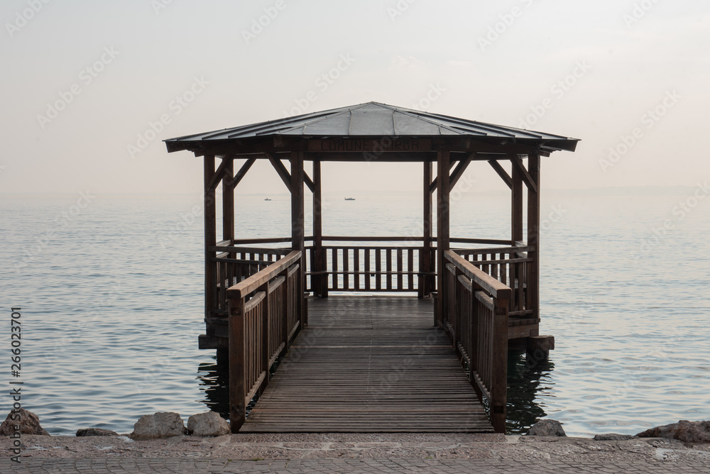 Veranda in legno su pontile in acqua al lago