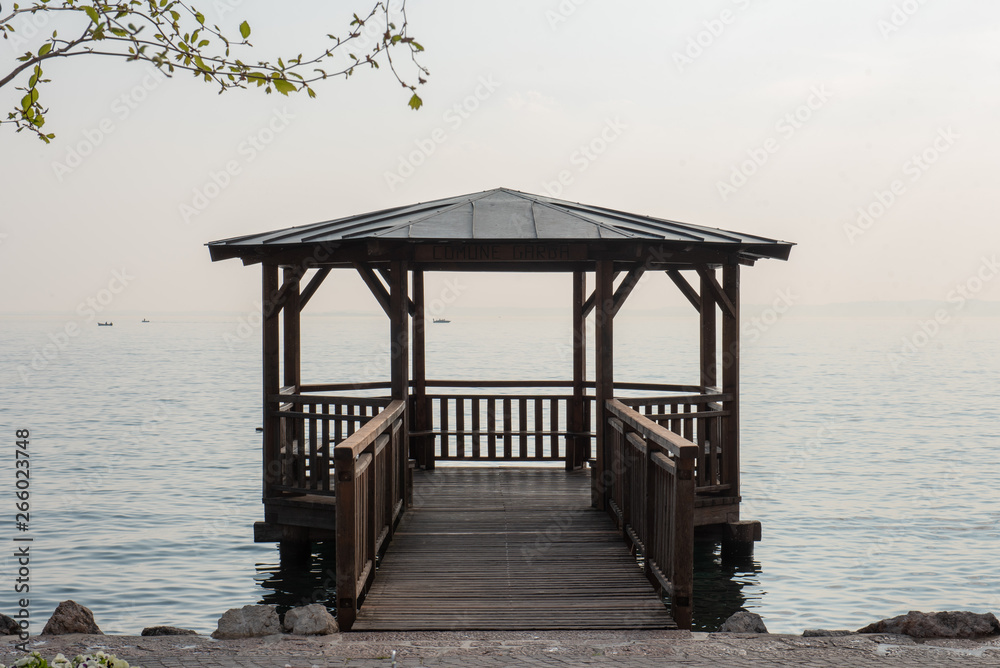 Veranda in legno su pontile in acqua al lago Veranda in legno su pontile in acqua al lago
