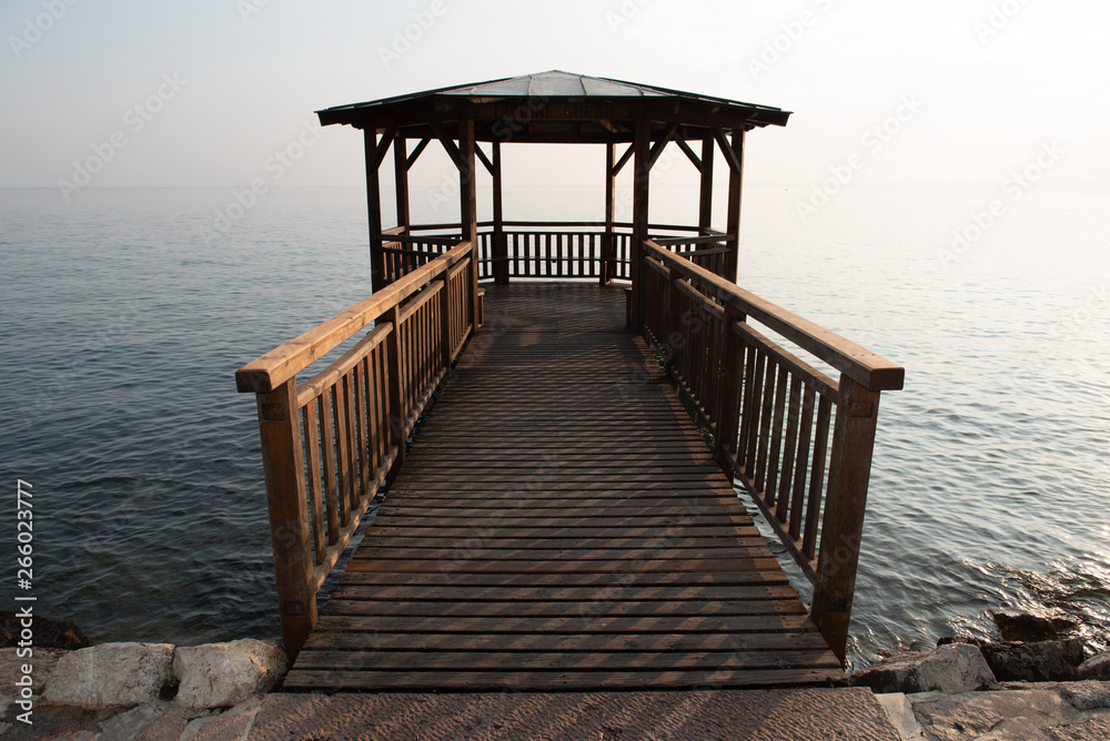 Veranda in legno su pontile in acqua al lago Veranda in legno su pontile in acqua al lago