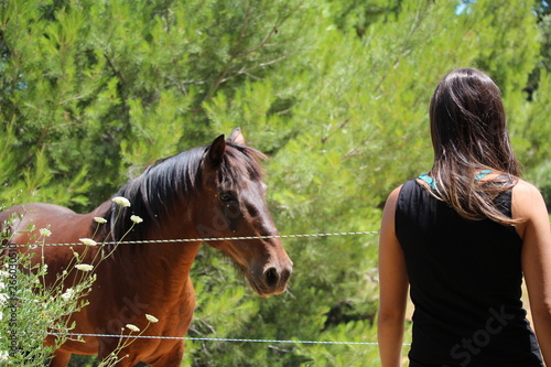 jeune femme dans la nature