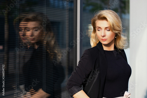 Wallpaper Mural Business woman  Torontodigital.ca